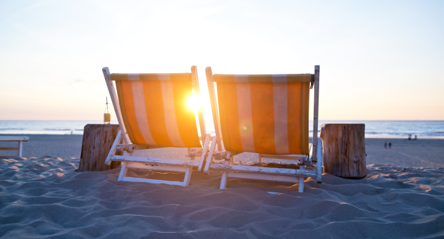 Twee vrolijk gekleurde ligstoelen om heerlijk in te relaxen bij Strandpaviljoen Zuid op het stille strand Twee vrolijk gekleurde ligstoelen om heerlijk in te relaxen bij Strandpaviljoen Zuid op het stille strand