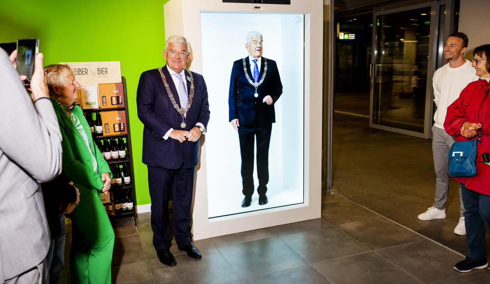 De burgemeester van Den Haag bij de Holobox De burgemeester van Den Haag bij de Holobox