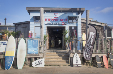 Hart Beach buiten, met surfplanken voor de deur. Hart Beach buiten, met surfplanken voor de deur.