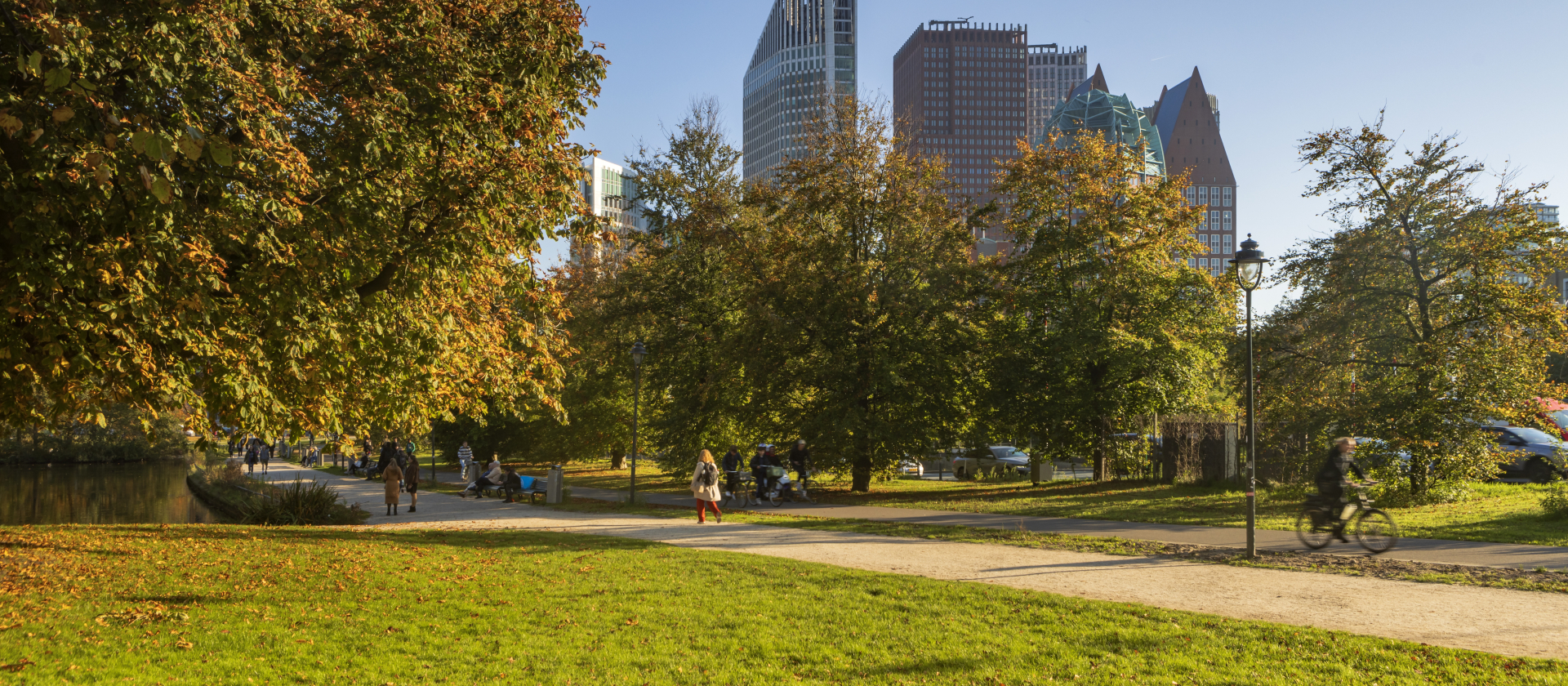 Skyline van Den Haag op een zonnige dag in de herfst Skyline van Den Haag op een zonnige dag in de herfst