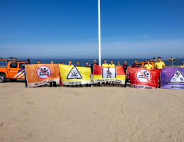 Strandteams tonen veiligheidsvlaggen op het strand (c) Jurriaan Brobbel Strandteams tonen veiligheidsvlaggen op het strand (c) Jurriaan Brobbel