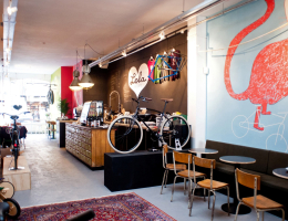 Industriele interieur van Lola bikes & coffee Den Haag met koffiebar en fietsen aan de muur Industriele interieur van Lola bikes & coffee Den Haag met koffiebar en fietsen aan de muur