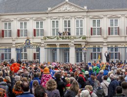Een groep toeschouwers voor Paleis Noordeinde in Den Haag tijdens Prinsjesdagwaar de koninkijke familie zwaait vanaf het balkon. Een groep toeschouwers voor Paleis Noordeinde in Den Haag tijdens Prinsjesdagwaar de koninkijke familie zwaait vanaf het balkon.