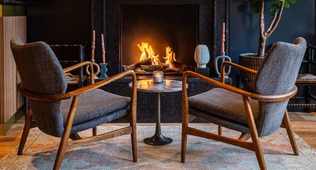 2 zitstoelen bij de openhaard 2 zitstoelen bij de openhaard