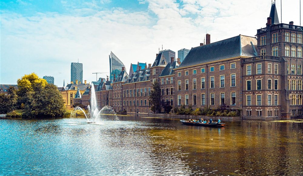 Ooievaart vaart op Hofvijver bij Binnenhof Ooievaart vaart op Hofvijver bij Binnenhof