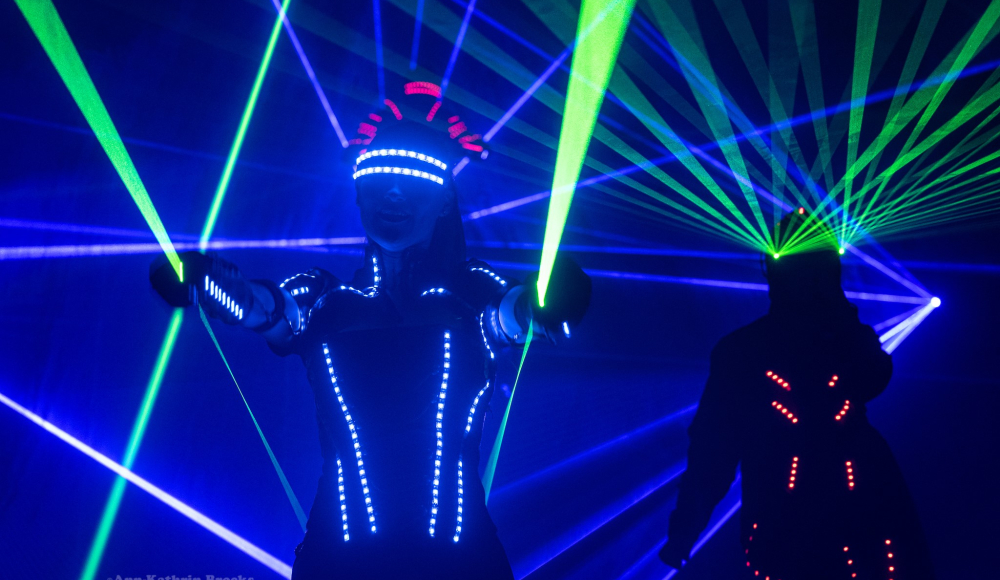 Duo Lugo in LED-pakken met lasershow op podium (c) Groot Kerstcircus Duo Lugo in LED-pakken met lasershow op podium (c) Groot Kerstcircus