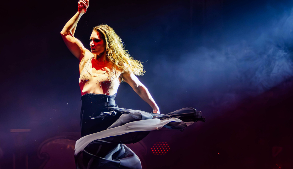Tatiana Ozhiganova (acrobate) danst sierlijk aan een rood luchttouw (c) Groot Kerstcircus Tatiana Ozhiganova (acrobate) danst sierlijk aan een rood luchttouw (c) Groot Kerstcircus