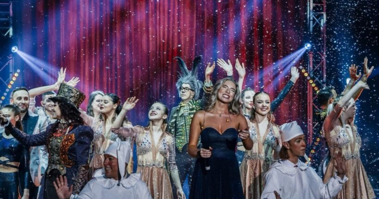 Finale circusshow met artiesten en sneeuwregen (c) Groot Kerstcircus Finale circusshow met artiesten en sneeuwregen (c) Groot Kerstcircus